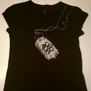 We are selling a black shirt with a tan chain.